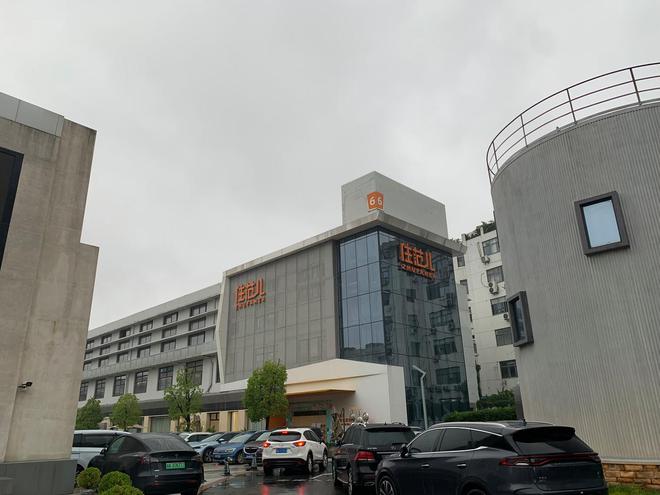 每经实探｜网红家装企业“住范儿”上海总部人去楼空，放假前每天上百人讨债，有供应商被欠几百万元