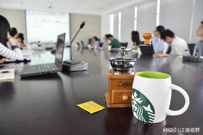 星巴克突然宣布大降价，数十款产品集体调价该咋看？