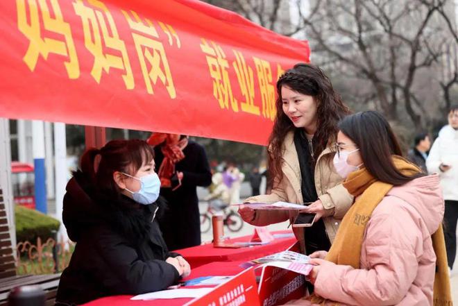 育儿上班两不误，多地争相涌现：时薪11元的“妈妈岗”，是福音还是深渊？