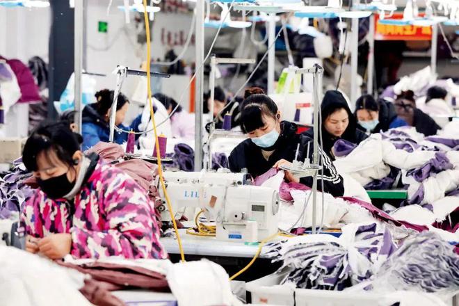 育儿上班两不误，多地争相涌现：时薪11元的“妈妈岗”，是福音还是深渊？