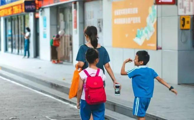 育儿上班两不误，多地争相涌现：时薪11元的“妈妈岗”，是福音还是深渊？