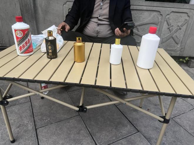 黄牛亏掉奔驰！飞天茅台跌破2000，茅台镇老板亲述：一年少挣千万