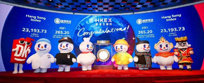 单手同时做3杯、爆单忙到大哭的蜜雪冰城打工人，为创造「1元柠檬水超低价神话」到底有多努力？