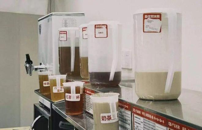 单手同时做3杯、爆单忙到大哭的蜜雪冰城打工人，为创造「1元柠檬水超低价神话」到底有多努力？