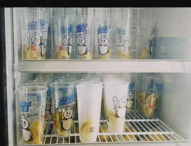 单手同时做3杯、爆单忙到大哭的蜜雪冰城打工人，为创造「1元柠檬水超低价神话」到底有多努力？