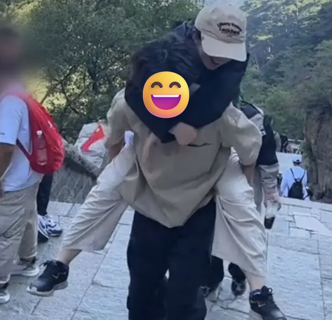 花99就能坐保时捷兜风半小时？专供女白领的豪车接送加陪聊成了「188男大」的新财路