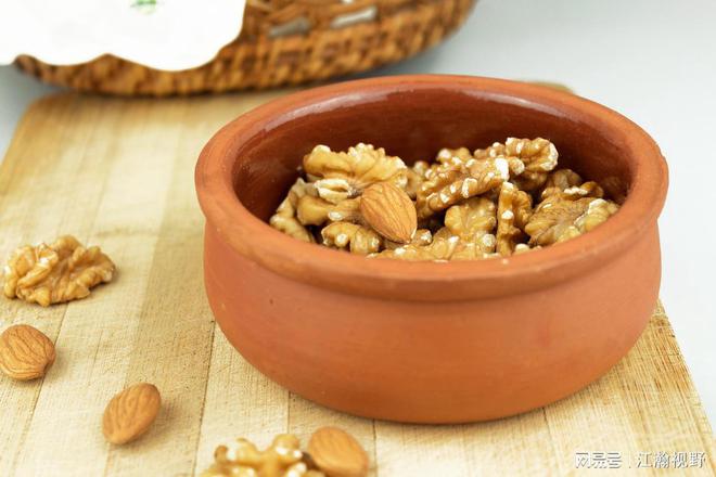 三只松鼠收购爱零食告吹，三只松鼠的线下化该向何处去？