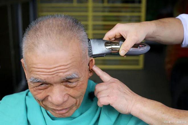 电商冲不到，刚需也不缺：理发店为什么还是活不下去？