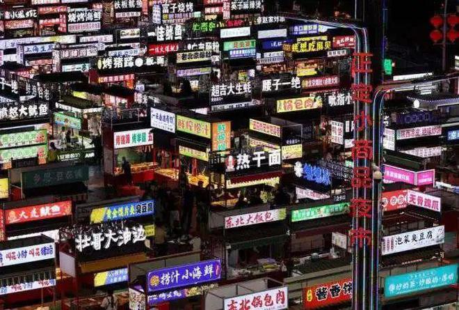 武汉中式审美大桥被改成艳俗KTV还收费？国内景点的夜店风灯光秀看得打工人眼前一黑