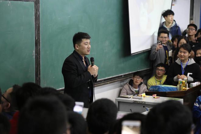张雪峰168元高考预测卷被指漏洞百出，客服承认题目错误但拒绝退货退款