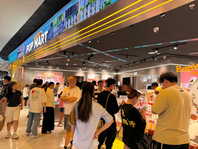 全球疯抢“年轻人的茅台”：十年老粉买“丑娃”合计花费10万，LABUBU一盒难求