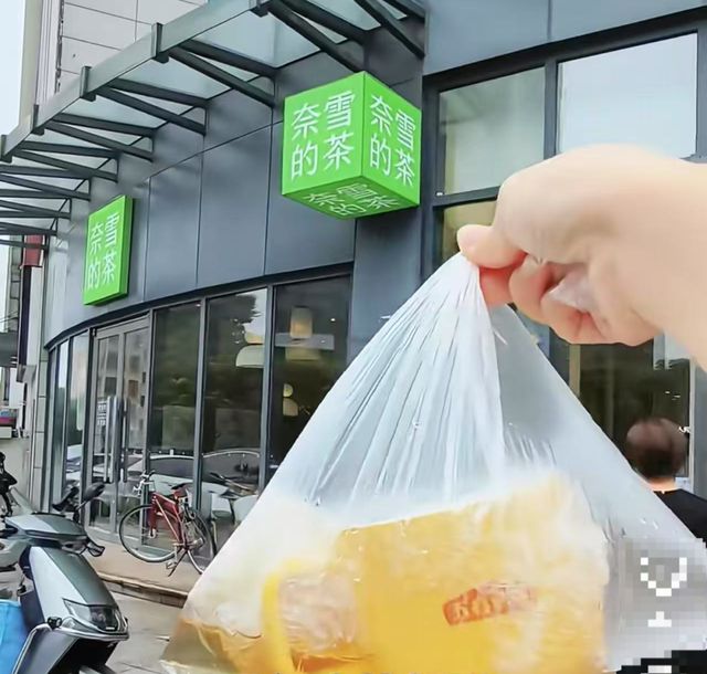 知名茶饮被曝喝出青蛙？当事人：太恶心了